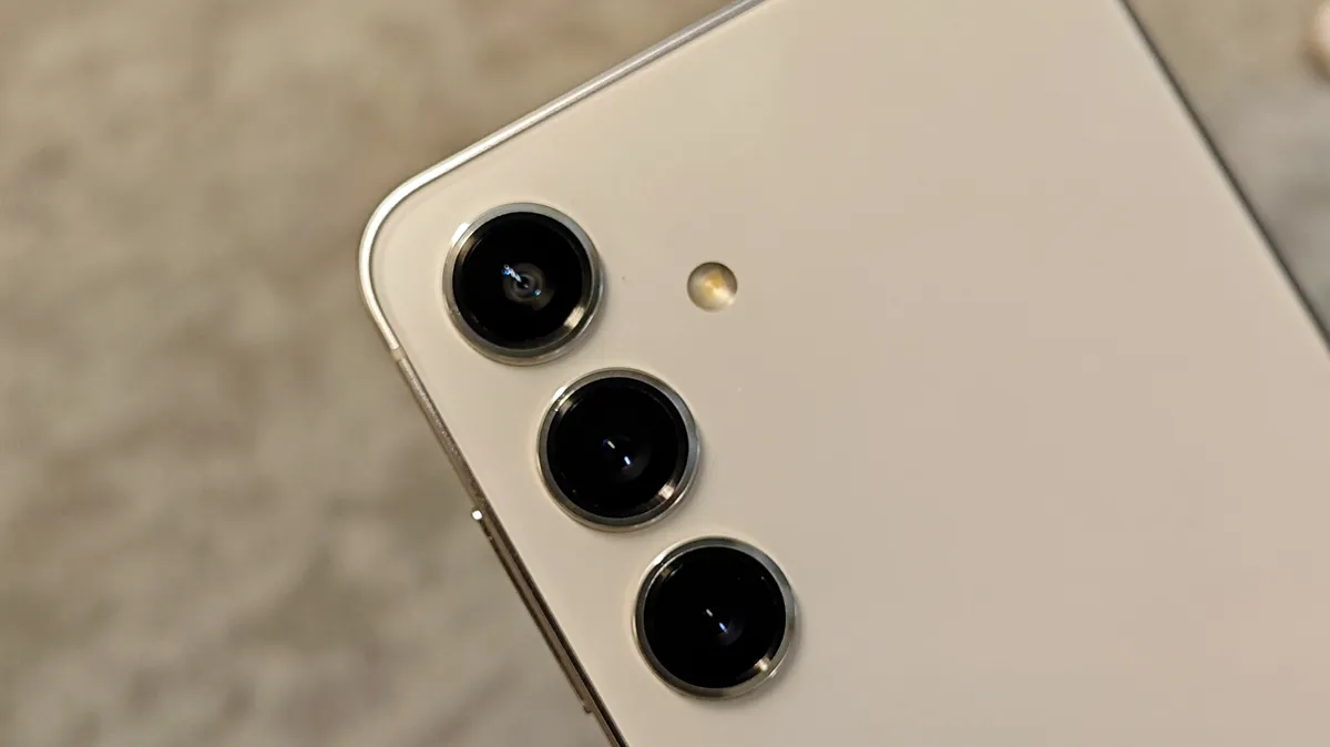 Samsung Galaxy S24 против iPhone 15: основные различия фото