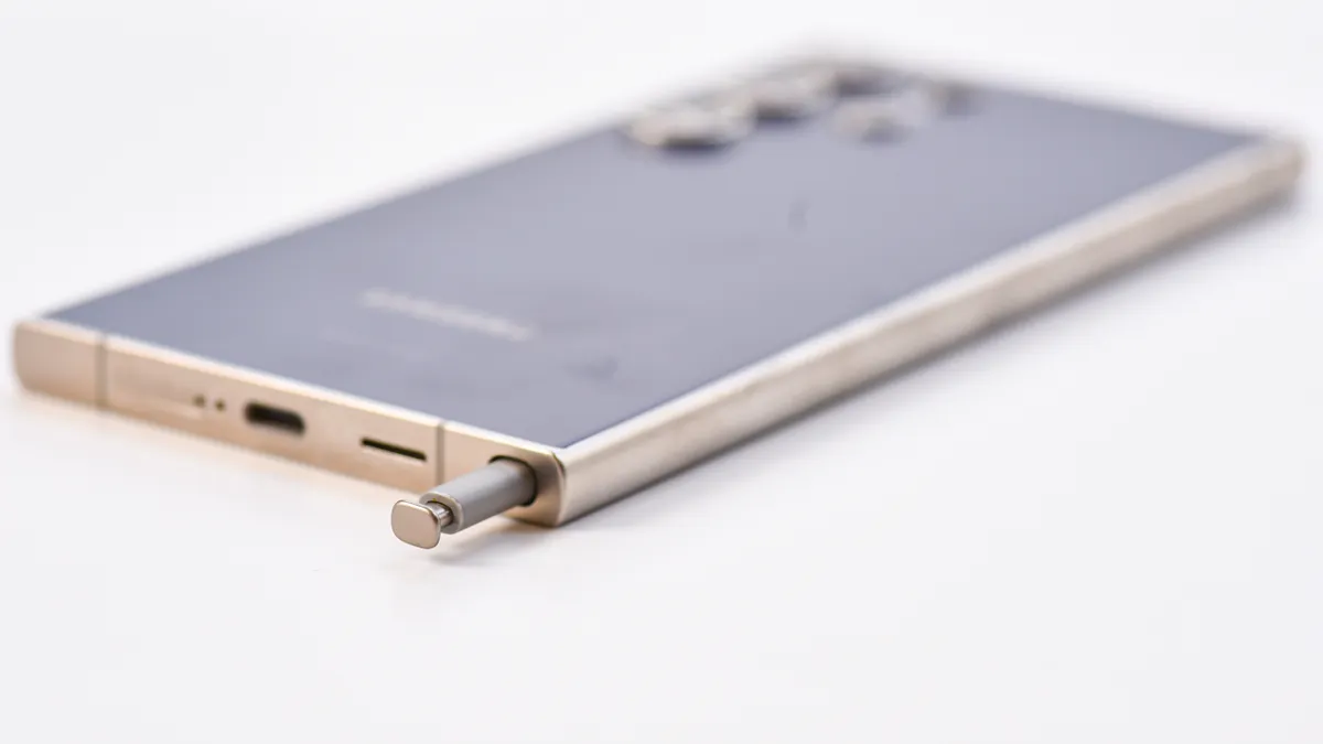Samsung Galaxy S24 Ultra против iPhone 15 Pro Max: основные отличия фото