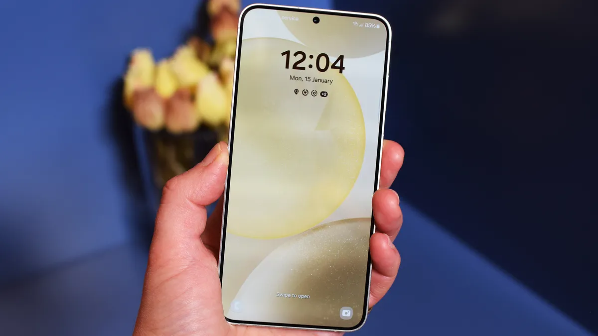 Samsung Galaxy S24 против iPhone 15: основные различия фото