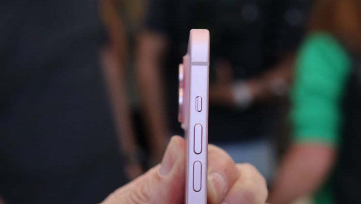 Samsung Galaxy S24 против iPhone 15: основные различия фото