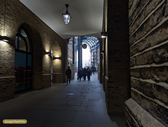 Столкновение камерофонов: битва между iPhone 15 Pro Max, Pixel 8 Pro и Galaxy S24 фото