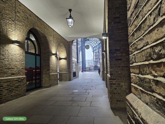 Столкновение камерофонов: битва между iPhone 15 Pro Max, Pixel 8 Pro и Galaxy S24 фото