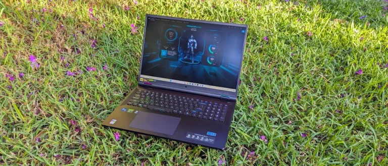 276344Украденный ноутбук с тремя дисплеями выставлен на продажу в Китае