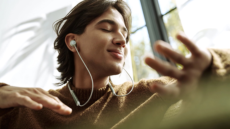 В РФ приехали необычные Bluetooth-наушники Huawei FreeLace Pro 2 с зарядкой от смартфона