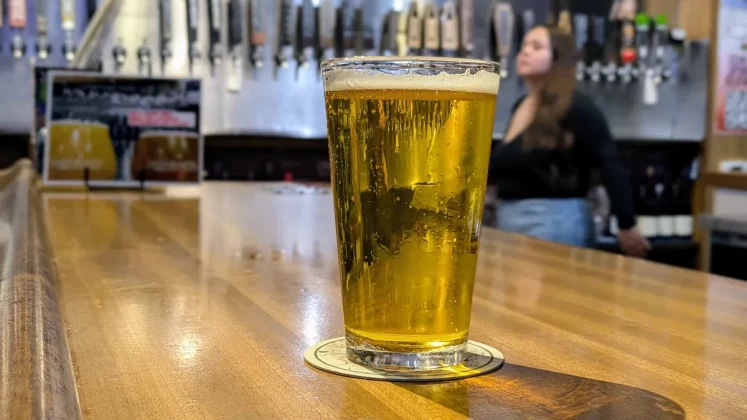 Сравнение Google Pixel 8a и iPhone 15 фото