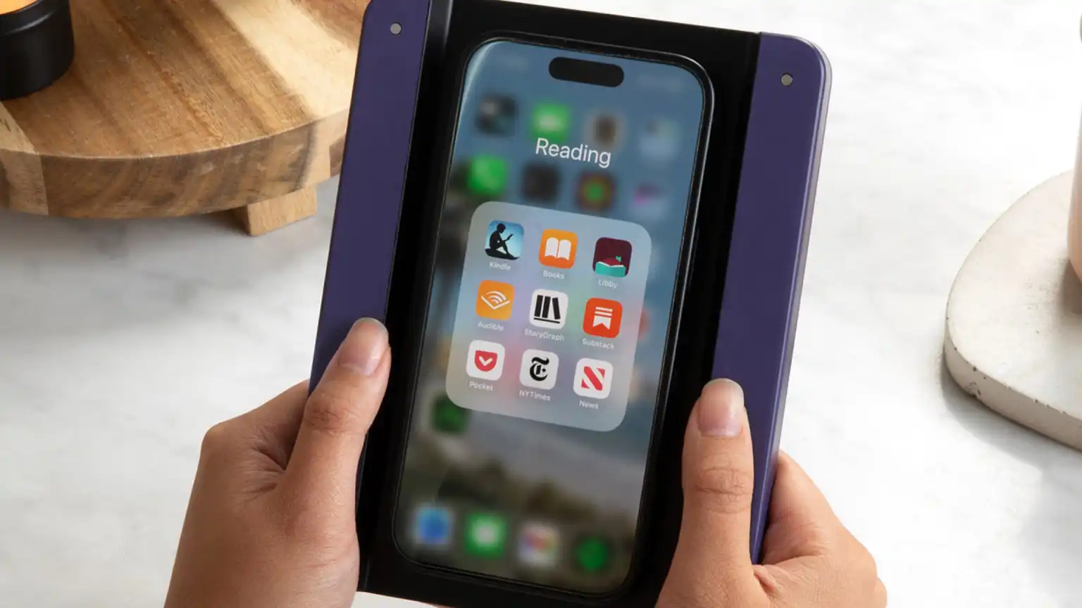 287216Этот тупой чехол превращает ваш телефон в тупую читалку книг