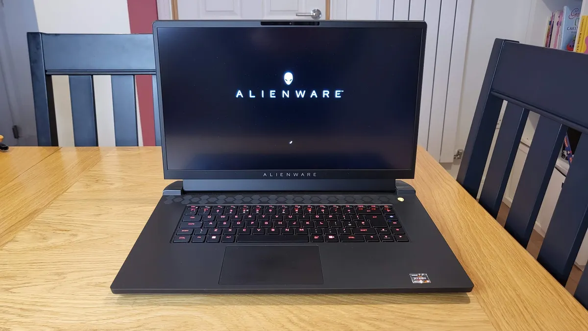Лучшие 17-дюймовые ноутбуки 2024 года картинка AMD Alienware m17 R5 Advantage
