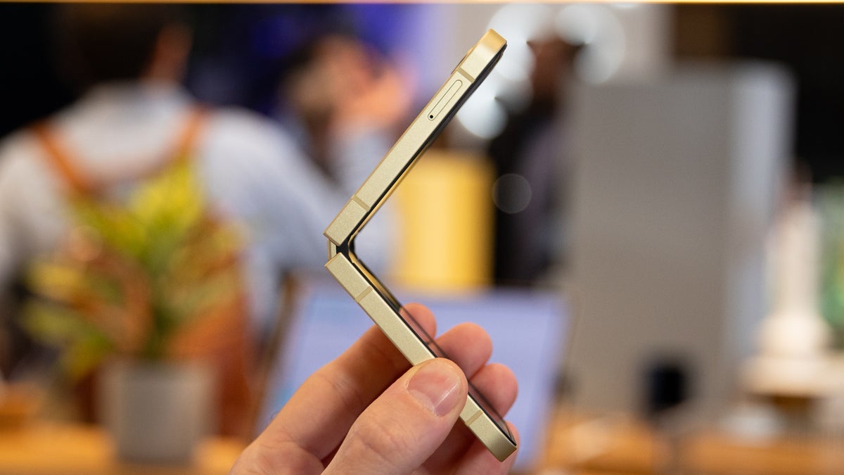 291988Samsung сделала странный прогноз по продажам дешевых устройств Galaxy Z Flip FE