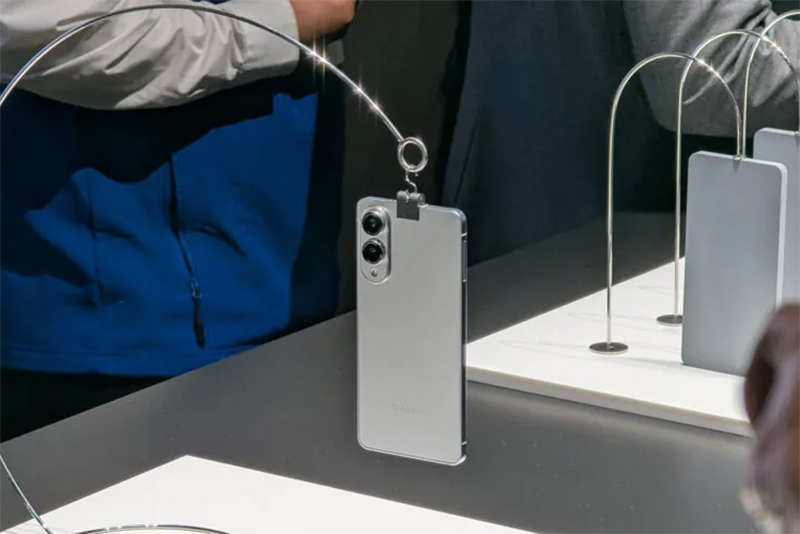 303533Samsung показала Galaxy S25 Edge, четвертый смартфон серии Galaxy S25