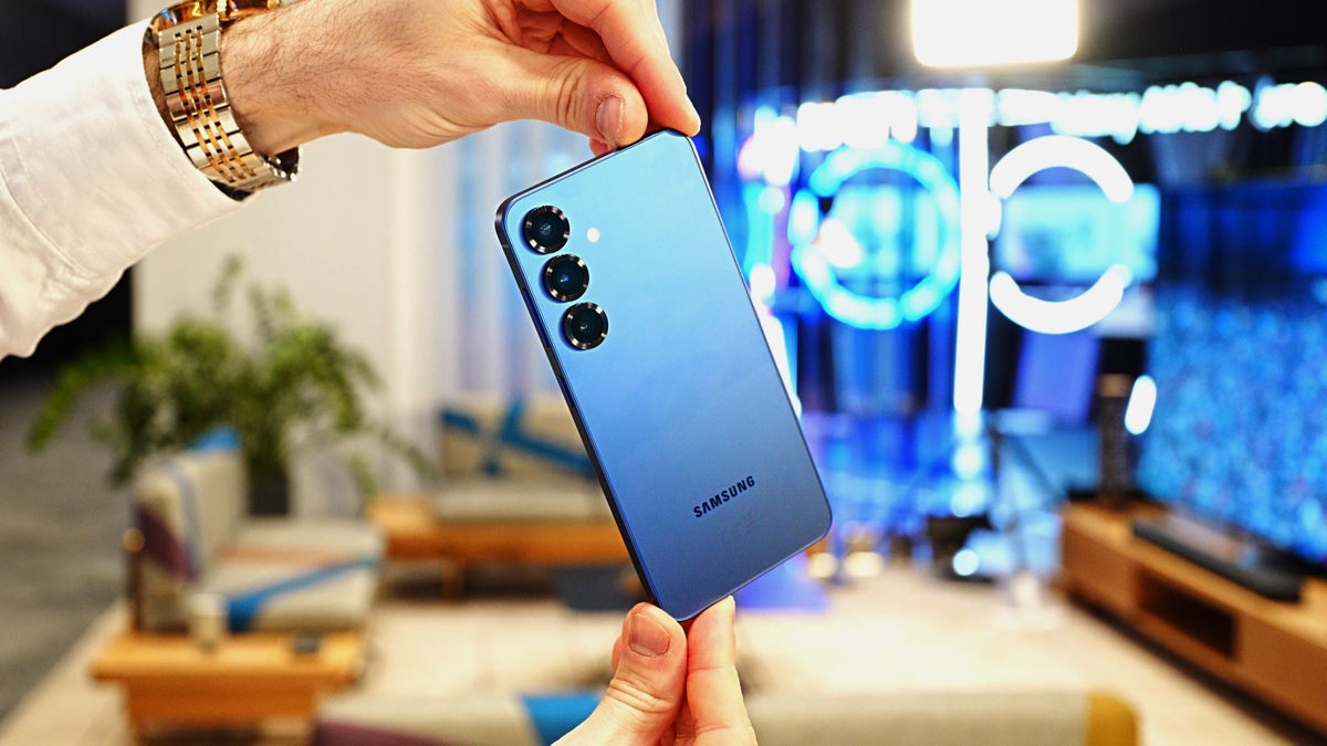 303567Аккумулятор и зарядка смартфоном серии Galaxy S25