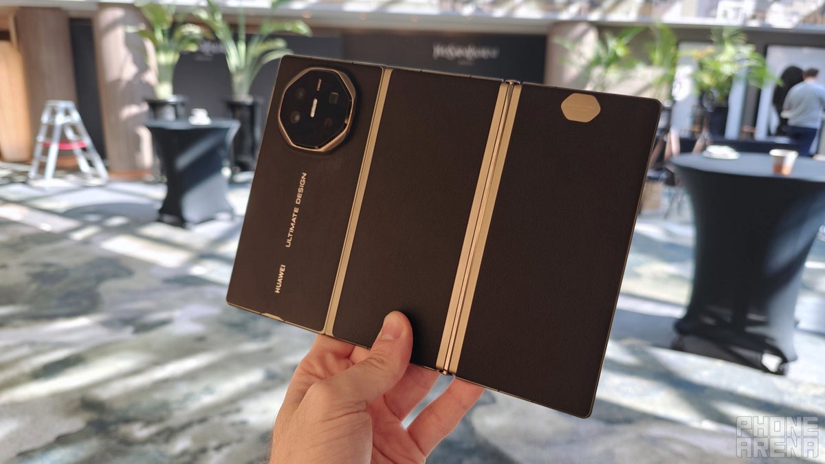 299873Huawei готовит преемника первого в мире трёхскладного телефона