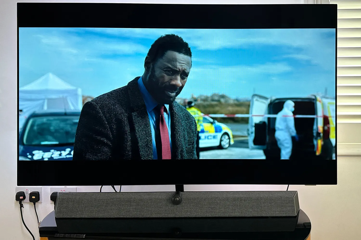 Лучшие телевизоры 4K в 2025 году, включая OLED, QLED и LED, для любого бюджета картинка Philips 65OLED937