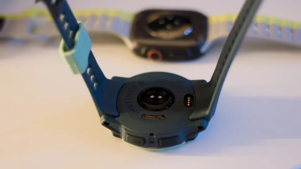 Garmin Instinct 3 или Apple Watch Ultra 2: какие смарт-часы подойдут вам? фото