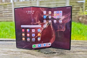 Обзор Huawei Mate XT Ultimate Design: складное будущее за кругленькую сумму