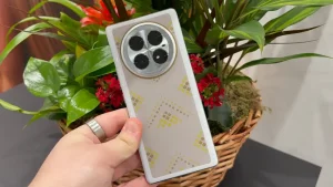 Infinix представила телефон с меняющей цвет задней панелью