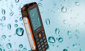 В России представлен кнопочный телефон Maxvi R10 с защитой от воды по IP68