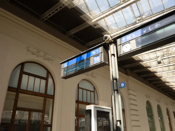 Fujifilm GFX 100RF против Fujifilm X100VI: стоит ли платить больше? фото