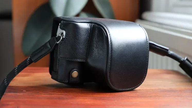 MegaGear Genuine Leather Camera Case