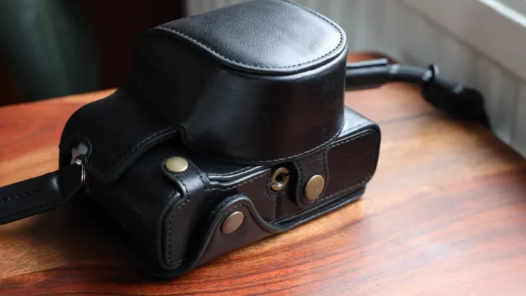 MegaGear Genuine Leather Camera Case