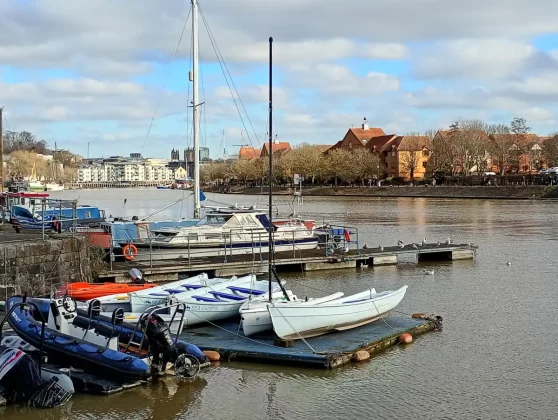 Обзор Moto G15: большая батарея, маленькая цена фото