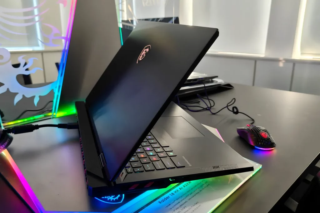 MSI Raider 18 HX AI A2XW – этот сверхмощный игровой ноутбук вызвал у меня желание убрать свой компьютер на пенсию картинка MSI Raider 18 HX AI A2XW-1