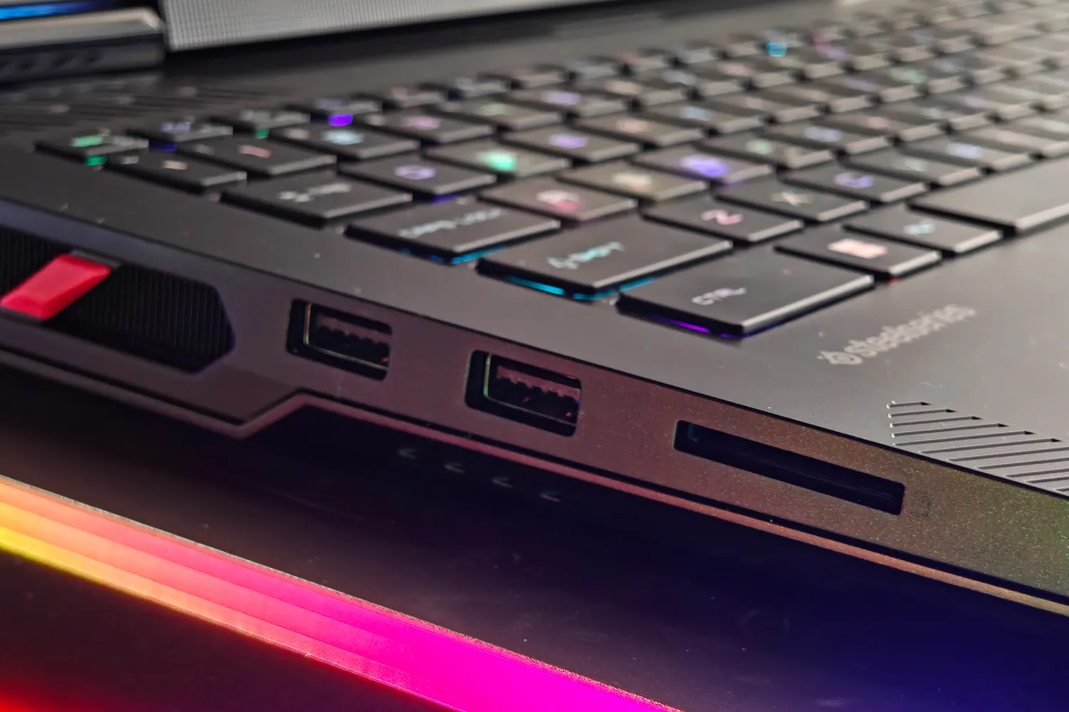 MSI Raider 18 HX AI A2XW – этот сверхмощный игровой ноутбук вызвал у меня желание убрать свой компьютер на пенсию картинка MSI Raider 18 HX AI A2XW – этот сверхмощный игровой ноутбук вызвал у меня желание убрать свой компьютер на пенсию фото