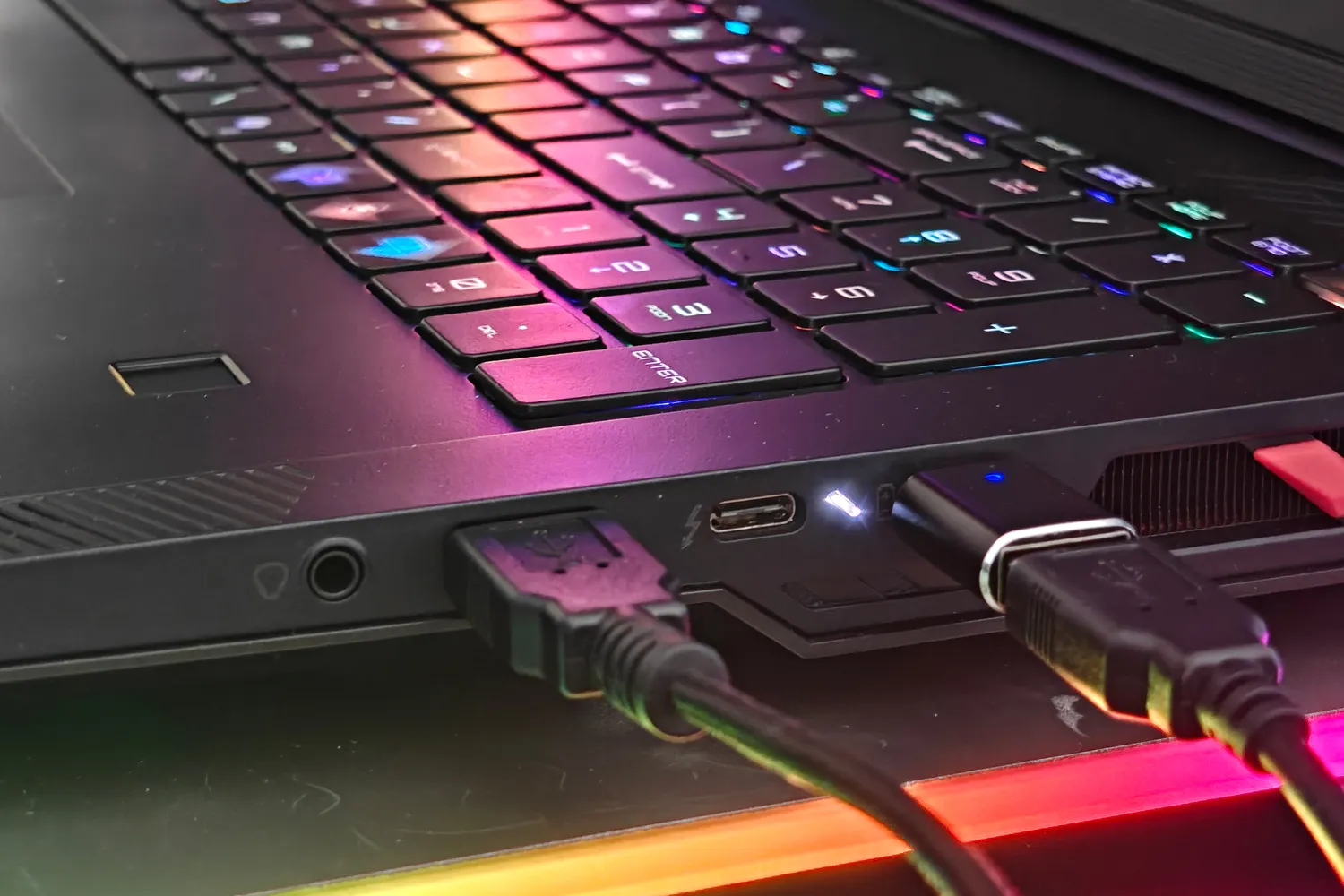 MSI Raider 18 HX AI A2XW – этот сверхмощный игровой ноутбук вызвал у меня желание убрать свой компьютер на пенсию картинка MSI Raider 18 HX AI A2XW – этот сверхмощный игровой ноутбук вызвал у меня желание убрать свой компьютер на пенсию фото