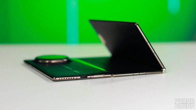 Будущий телефон Samsung может складываться не один, не два, а целых четыре раза