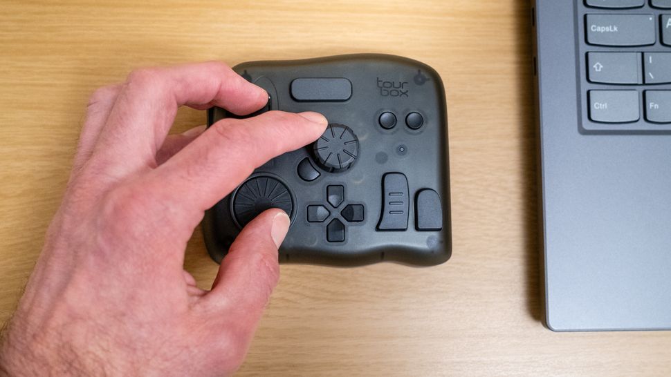 Обзор TourBox Elite: универсальный беспроводной контроллер картинка TourBox Elite