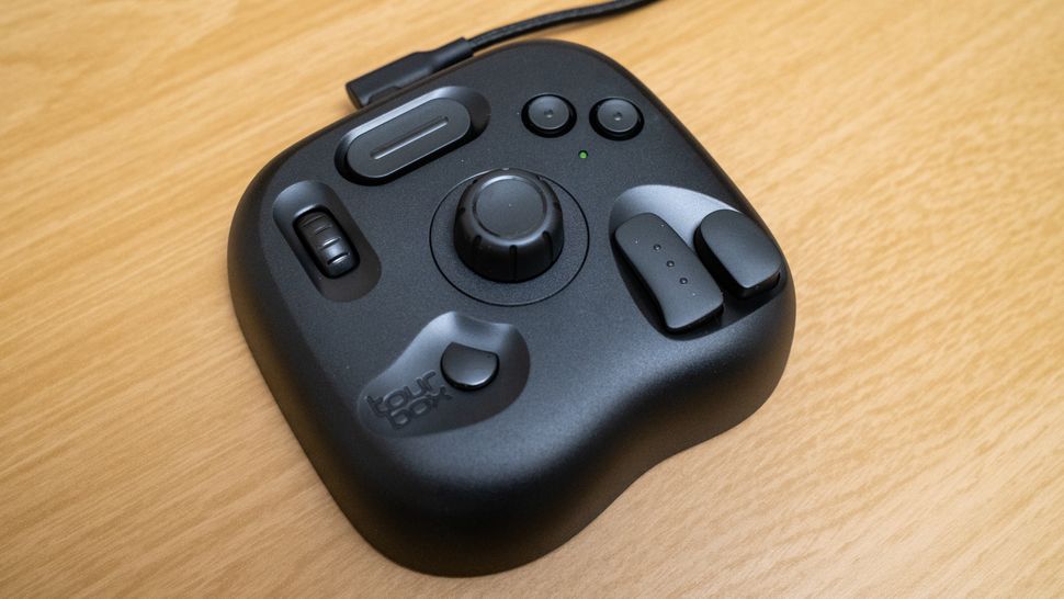 Обзор TourBox Lite: самый доступный контроллер для творческих задач картинка TourBox Lite