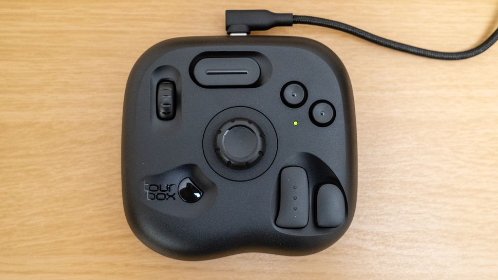 Обзор TourBox Lite: самый доступный контроллер для творческих задач картинка TourBox Lite