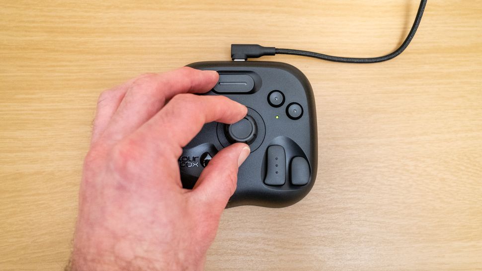 Обзор TourBox Lite: самый доступный контроллер для творческих задач картинка TourBox Lite