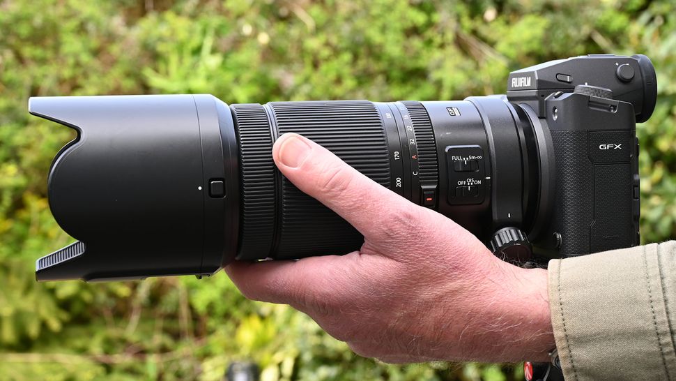 Объективы Fujifilm GF — для камер GFX без компромиссов картинка Fujifilm GF 100-200 mm f/5,6 R LM OIS WR-2