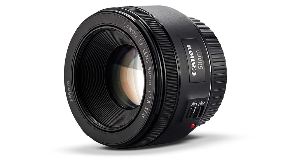 Лучшие объективы Canon для зеркальных фотоаппаратов 2025 года картинка Canon EF 50mm f/1.8 STM-2