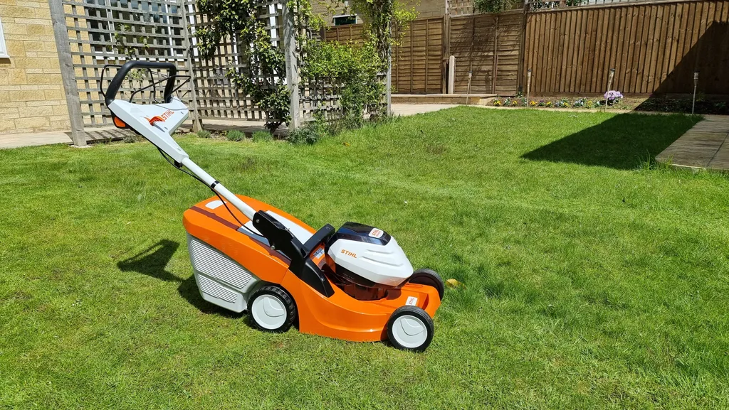 аккумуляторные газонокосилки