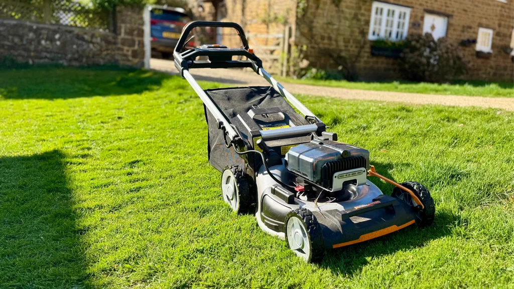 аккумуляторные газонокосилки