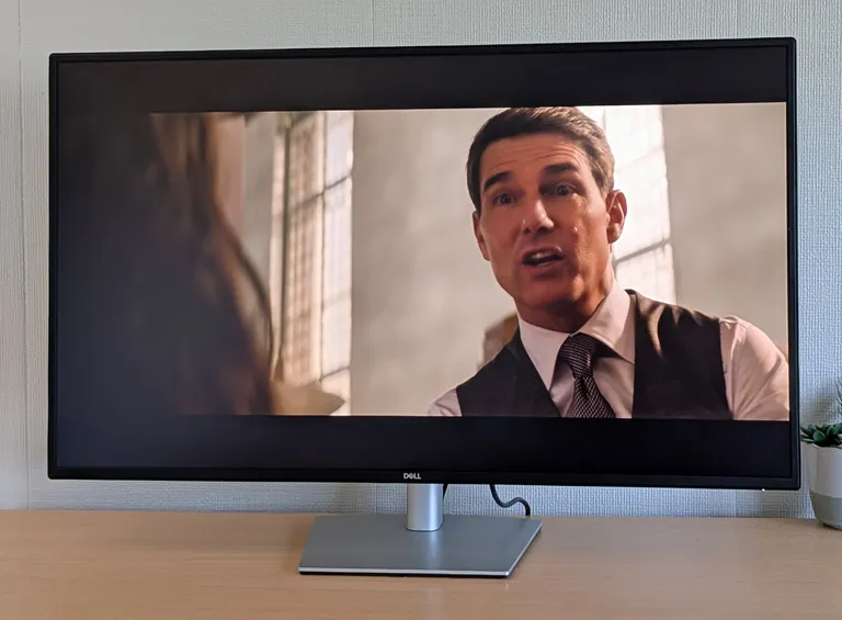 Обзор Dell U4323QE: идеальный гигантский монитор для дома картинка Dell U4323QE