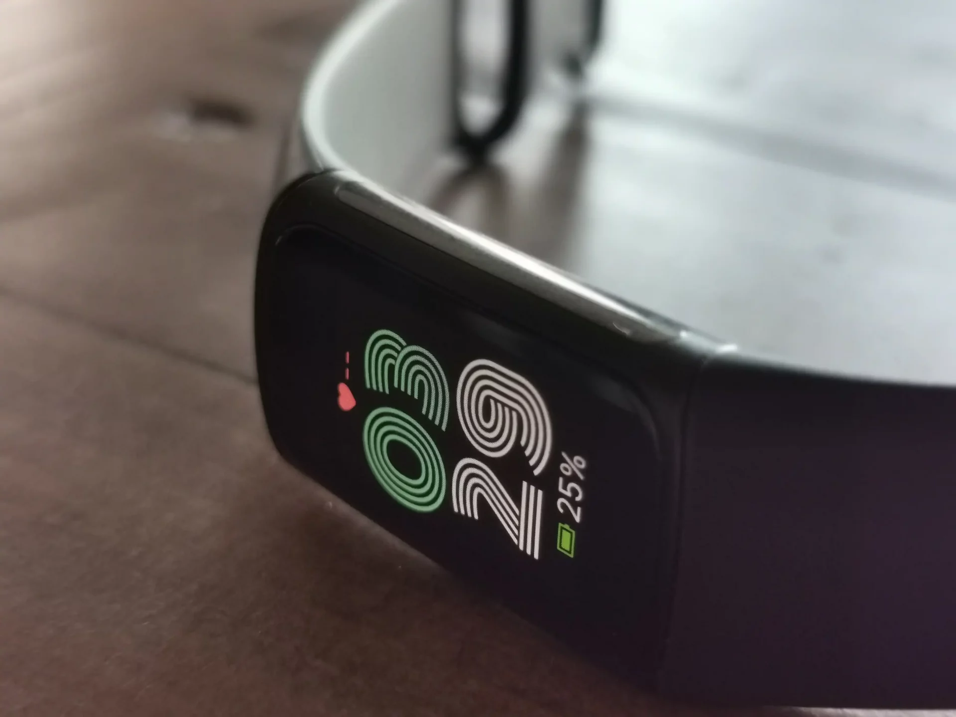 Лучший Fitbit в 2025 году: топ-7 моделей картинка Fitbit Charge 6