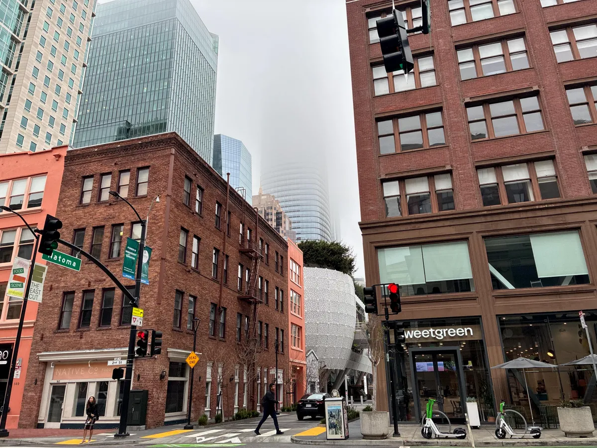 камера iPhone 16E против Pixel 9A