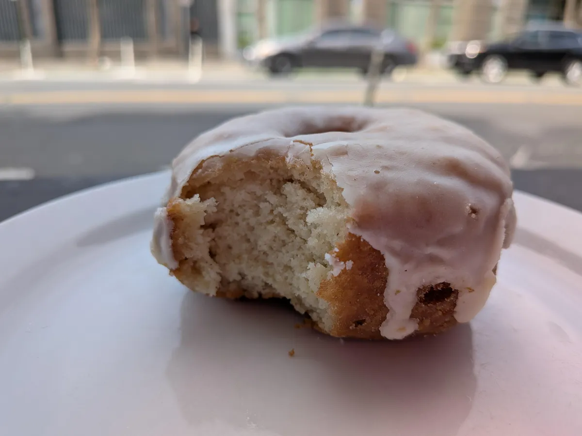 камера iPhone 16E против Pixel 9A