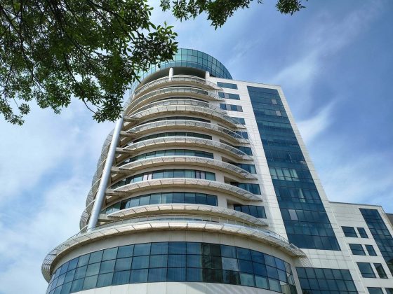 Обзор Motorola Edge 60: достойный представитель среднего класса фото