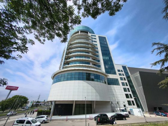 Обзор Motorola Edge 60: достойный представитель среднего класса фото