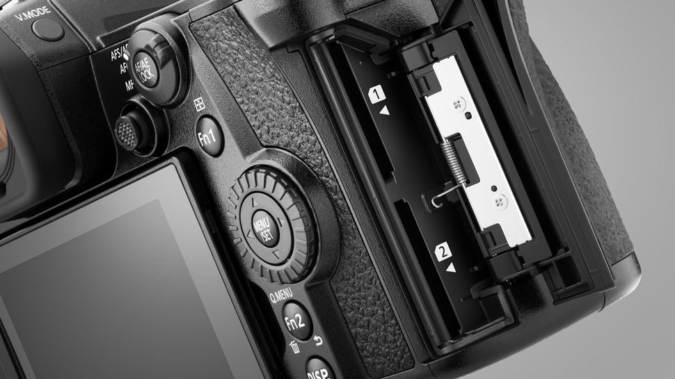 Panasonic Lumix G9 против G9 II