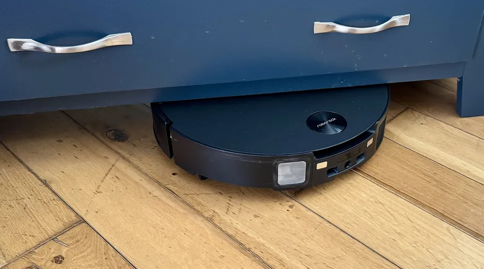 Roborock Saros 10R против Saros 10 битва роботов-пылесосов