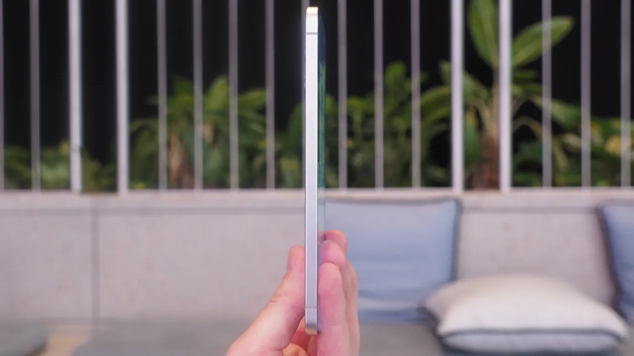 365863«Тонкие — в моде»: телефоны от Samsung до Apple внезапно стали тоньше, чем когда-либо