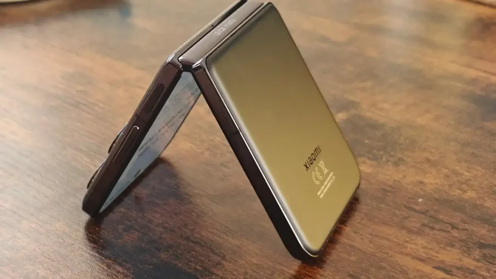 Xiaomi Mix Flip 2 готовится обойти Galaxy Z Flip 7 картинка Xiaomi Mix Flip 2