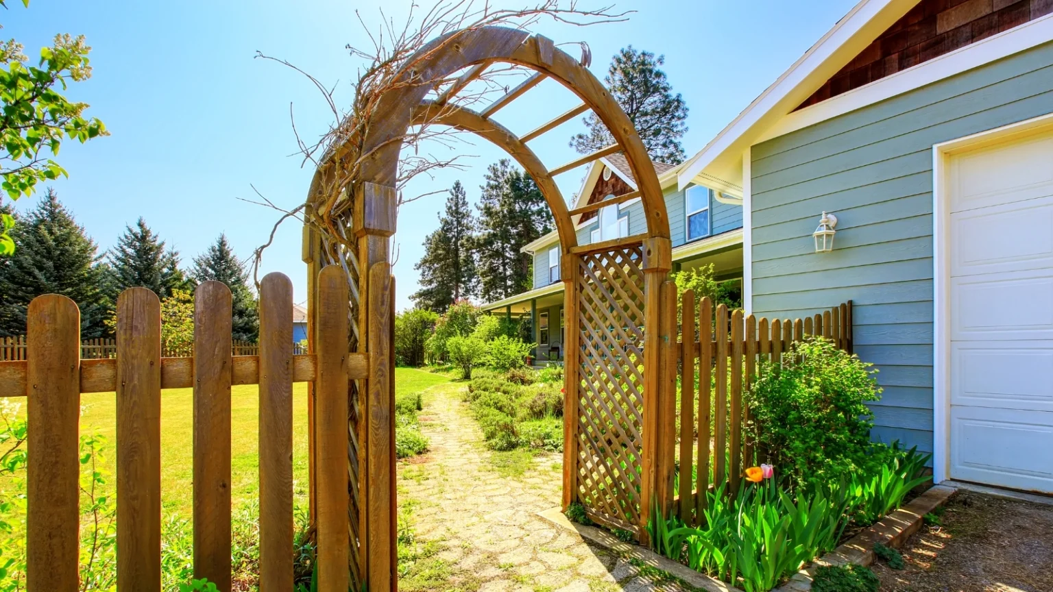 Установите беседку или шпалеру