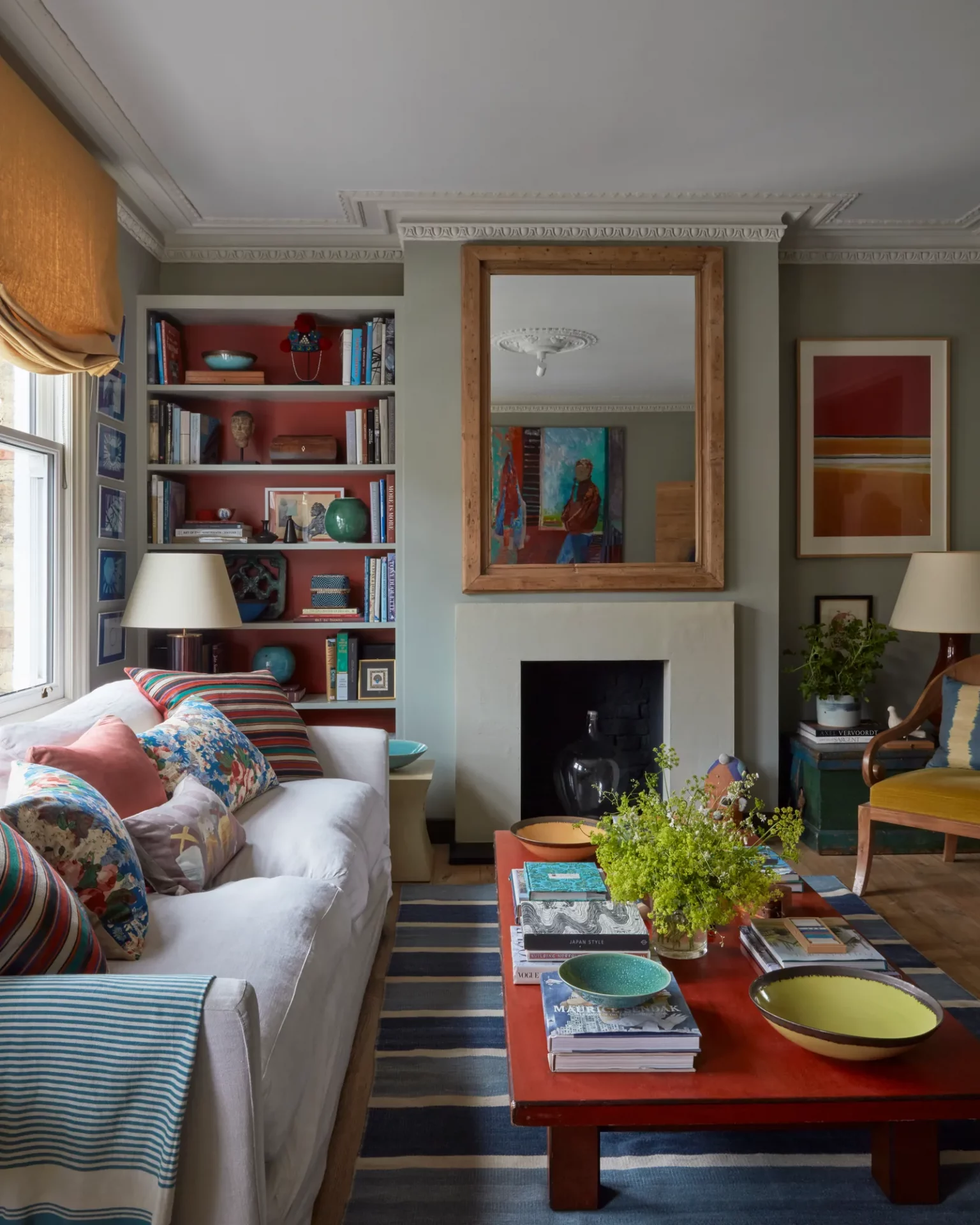 Белый диван: как оформить?-11