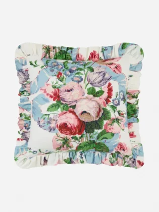 Белый диван: как оформить?-16