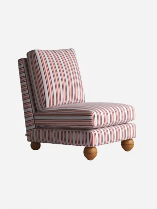 Белый диван: как оформить?-17